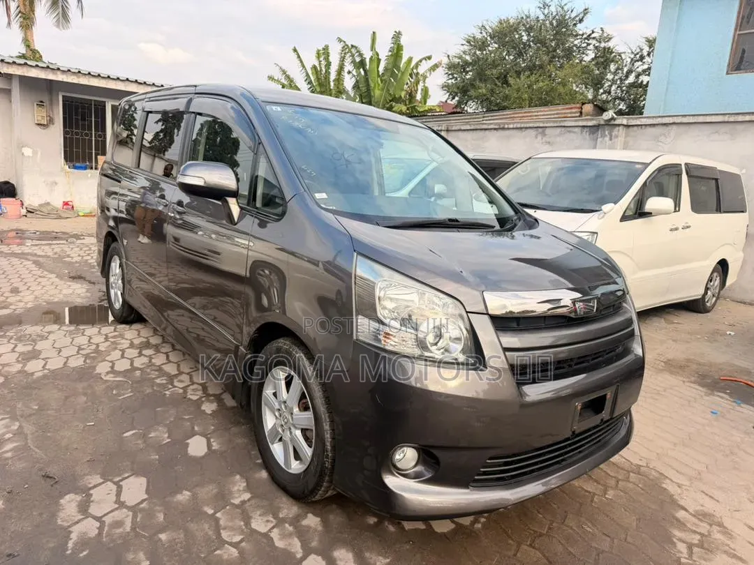 Toyota Noah 2009 Gray