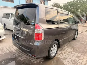 Toyota Noah 2009 Gray