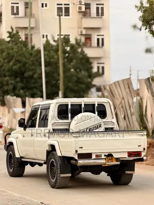 Toyota Land Cruiser 2017 White