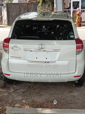Toyota Vanguard 2010 White