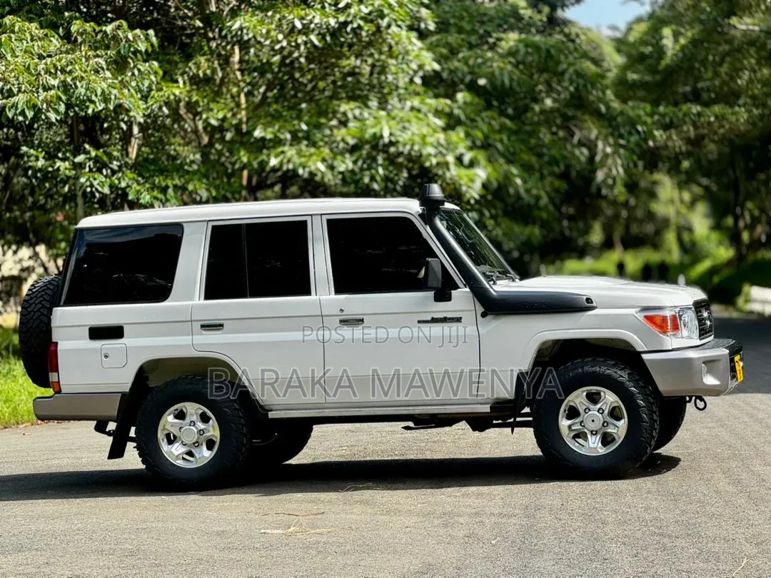 Toyota Land Cruiser 2016 White