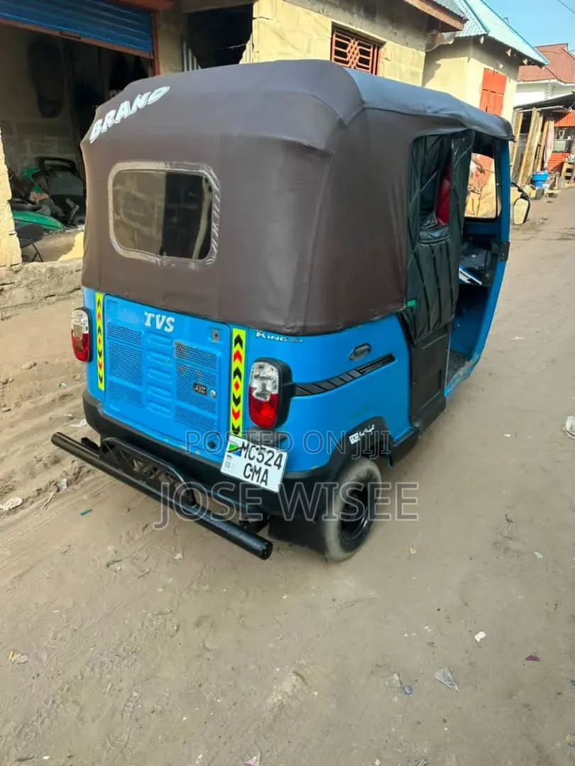 Bajaj Avenger 200 2026 Blue