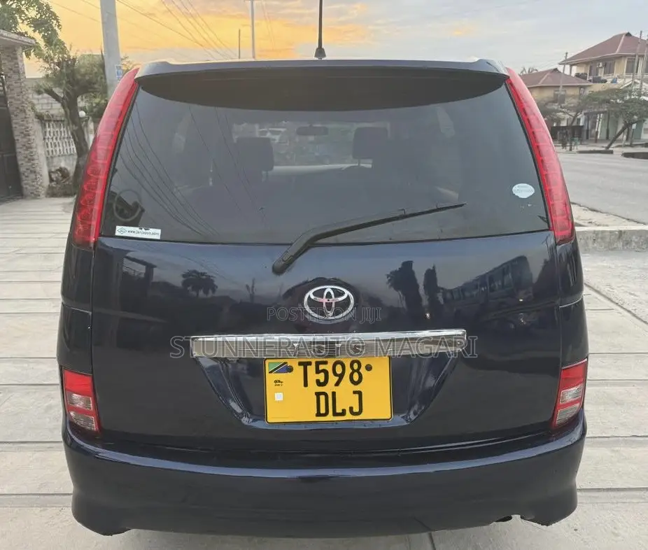 Toyota ISIS 2005 Blue