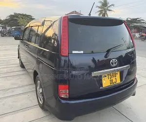 Toyota ISIS 2005 Blue