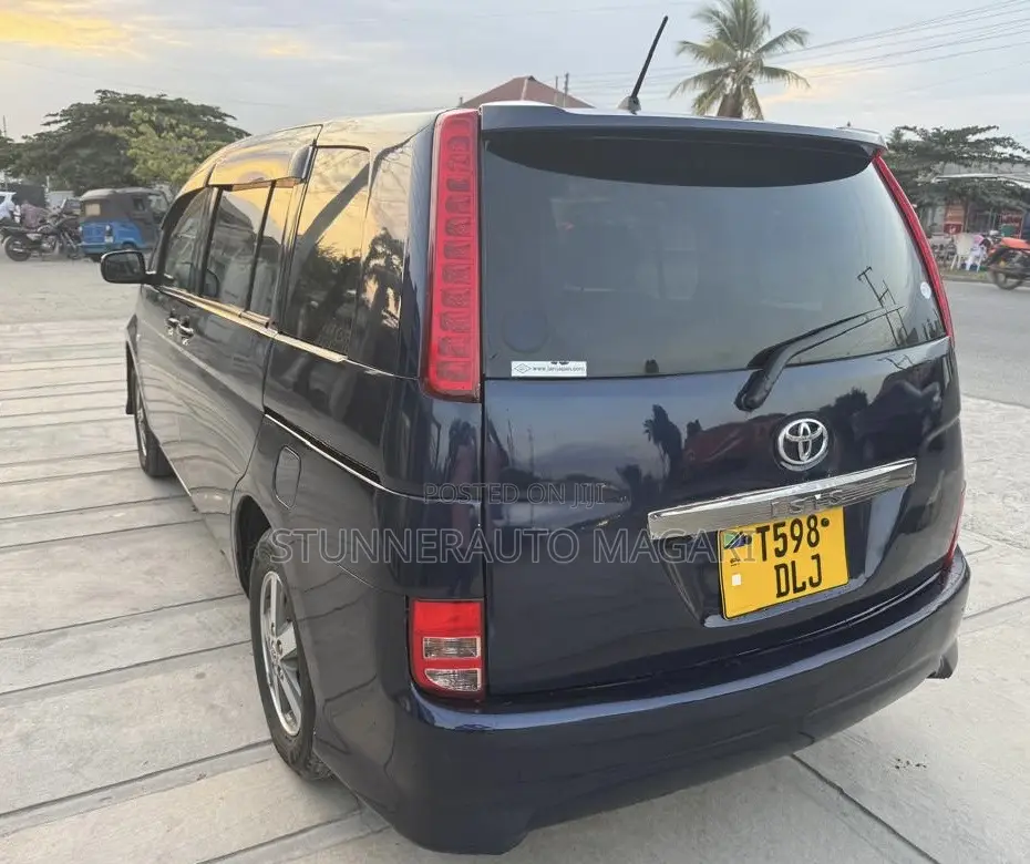 Toyota ISIS 2005 Blue
