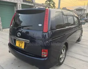Toyota ISIS 2005 Blue