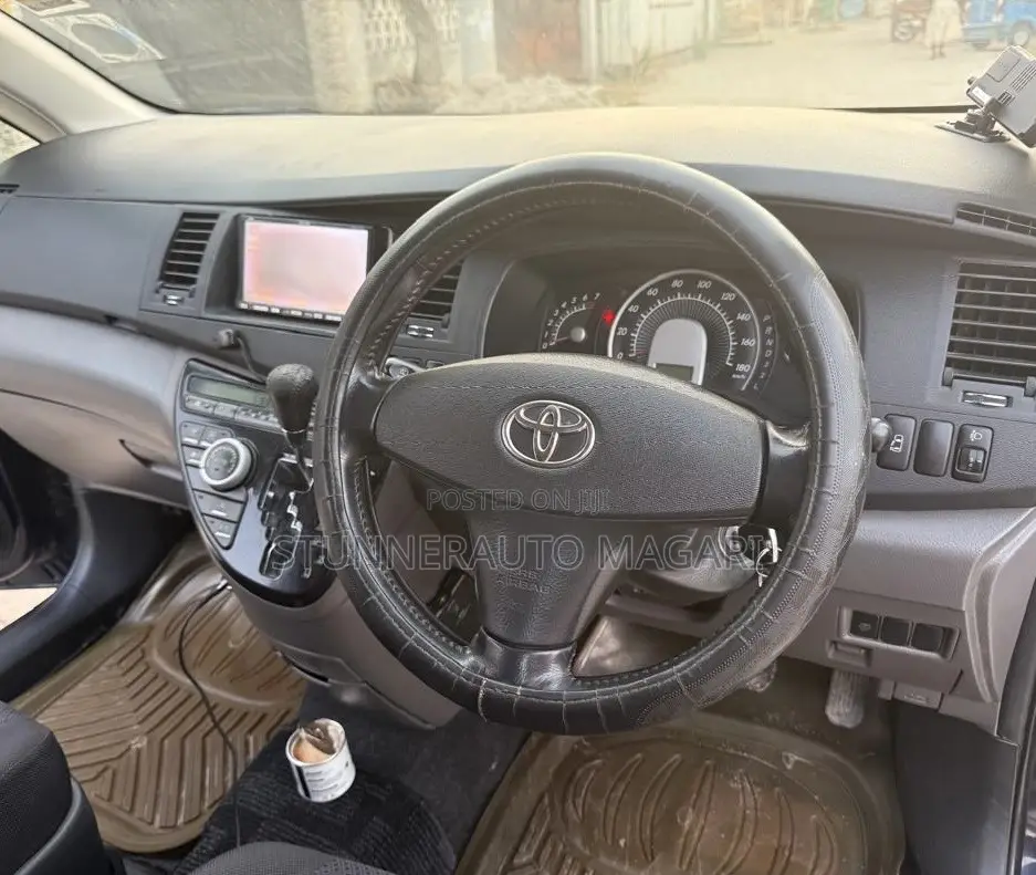 Toyota ISIS 2005 Blue