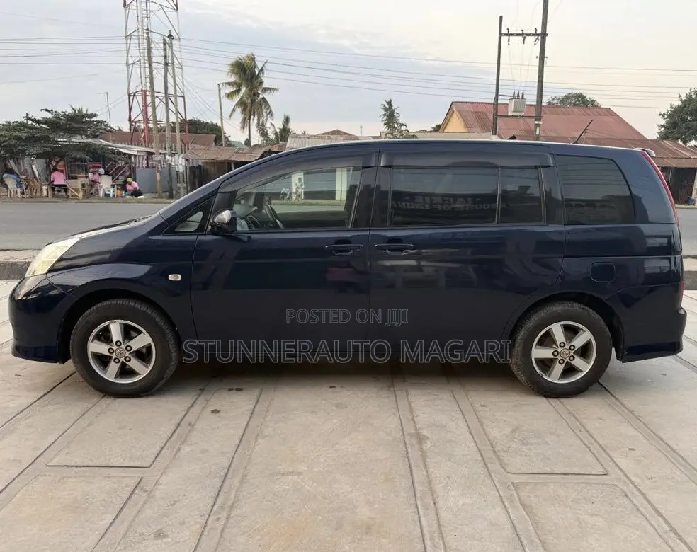 Toyota ISIS 2005 Blue