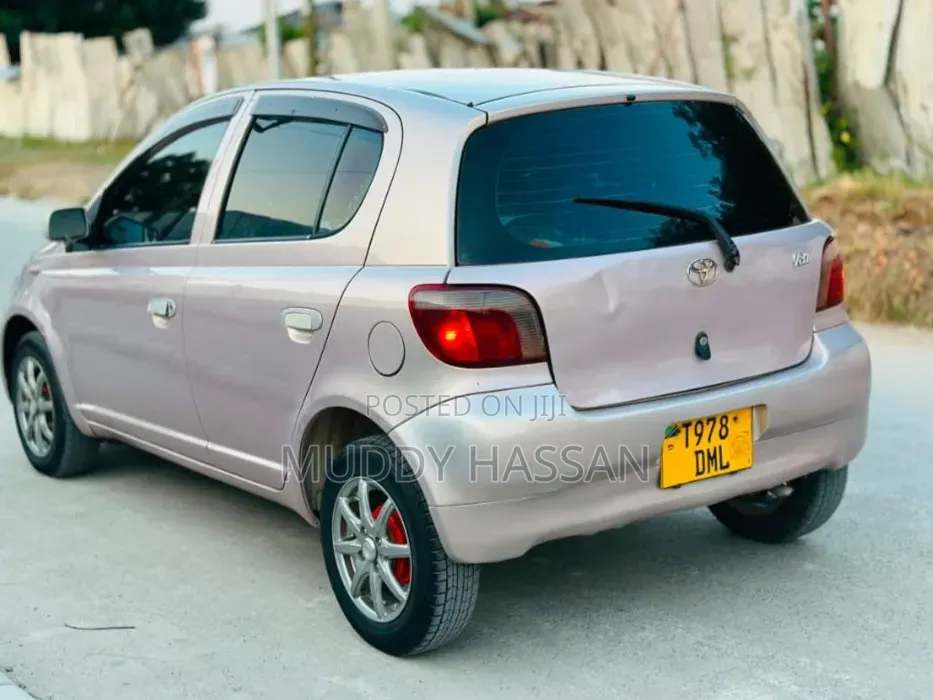 Toyota Vitz 2004 Gold