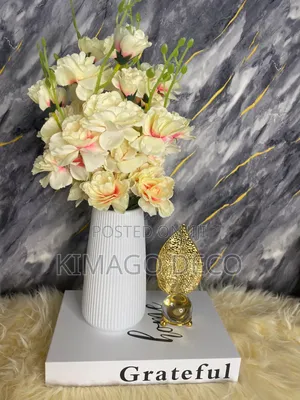 Pamba Dressing Table Yako Kwa Seti Hii Ya Maua Na Vase La Udongo