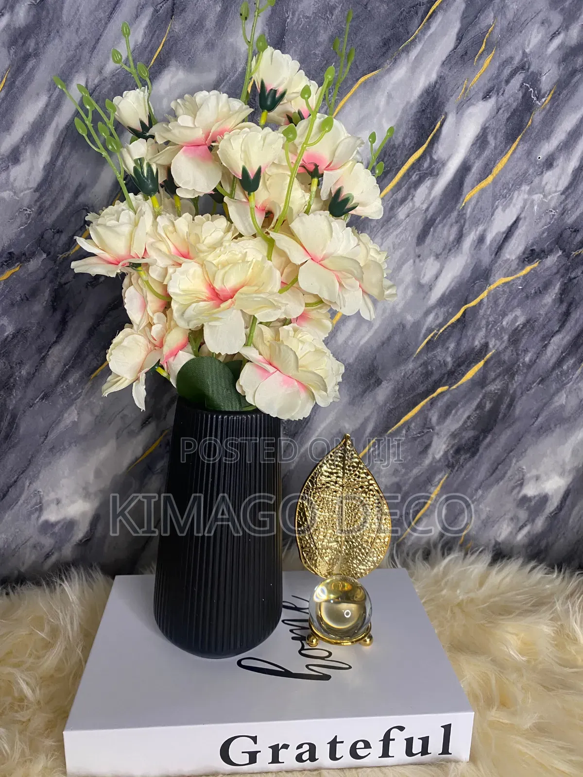Pamba Dressing Table Yako Kwa Seti Hii Ya Maua Na Vase La Udongo
