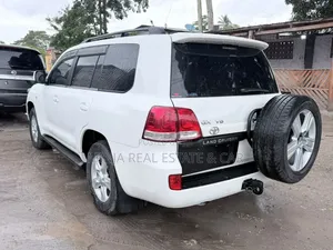 Toyota Land Cruiser 2010 White