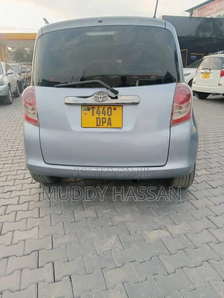 Toyota Ractis 2009 Blue