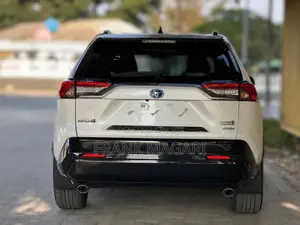 Toyota RAV4 Hybrid 2023 White