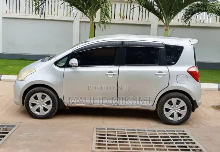 Toyota Ractis 2006 Silver