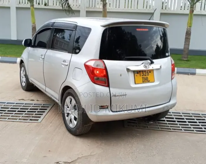 Toyota Ractis 2006 Silver