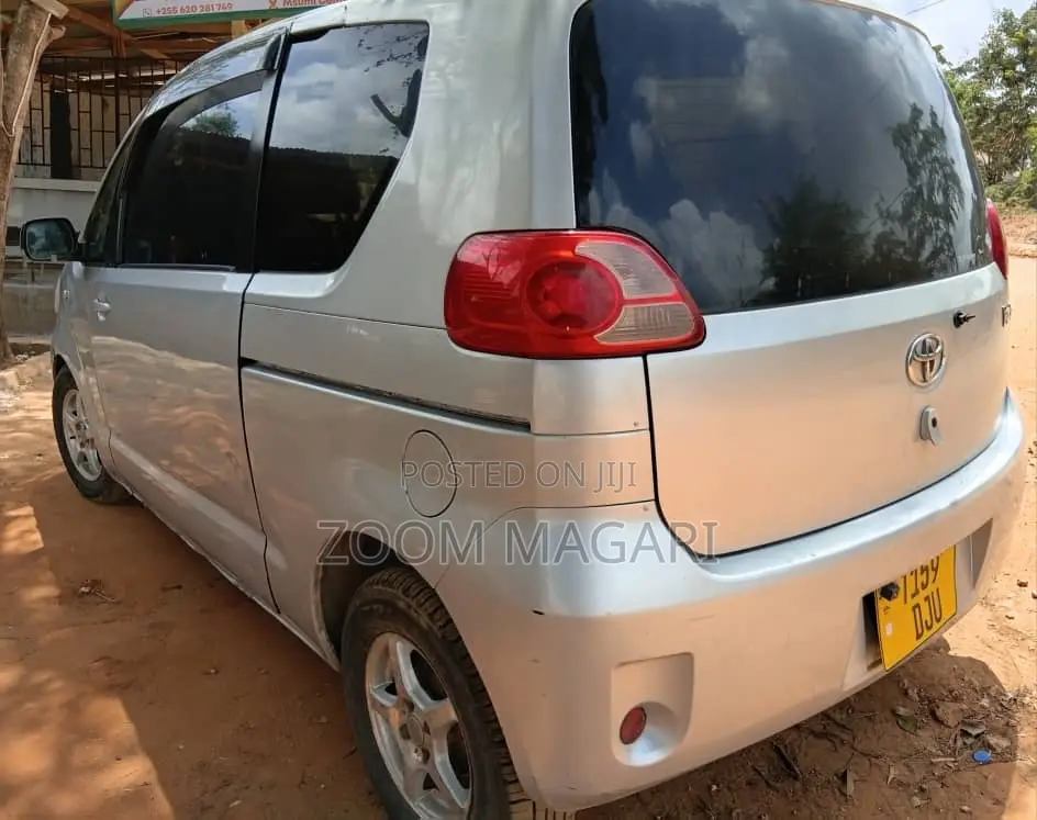 Toyota Porte 2004 Silver