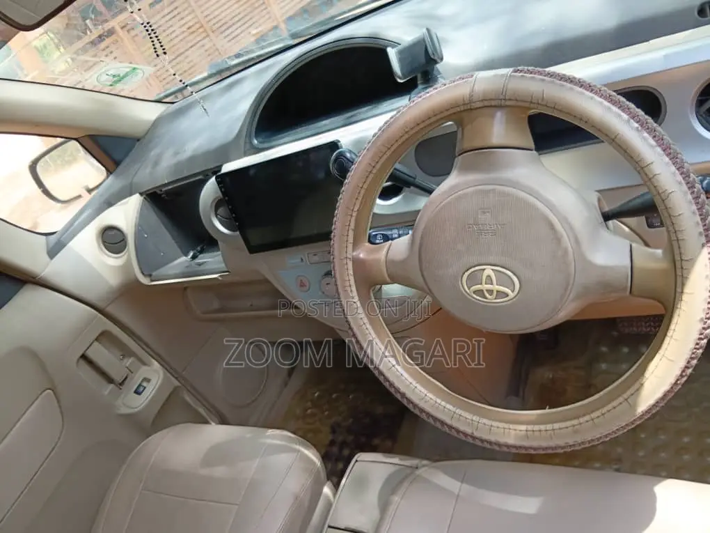 Toyota Porte 2004 Silver