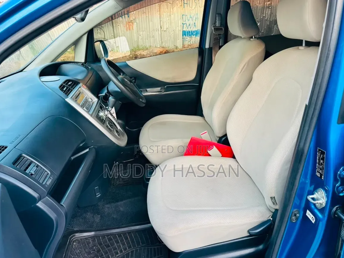 Toyota Ractis 2010 Blue