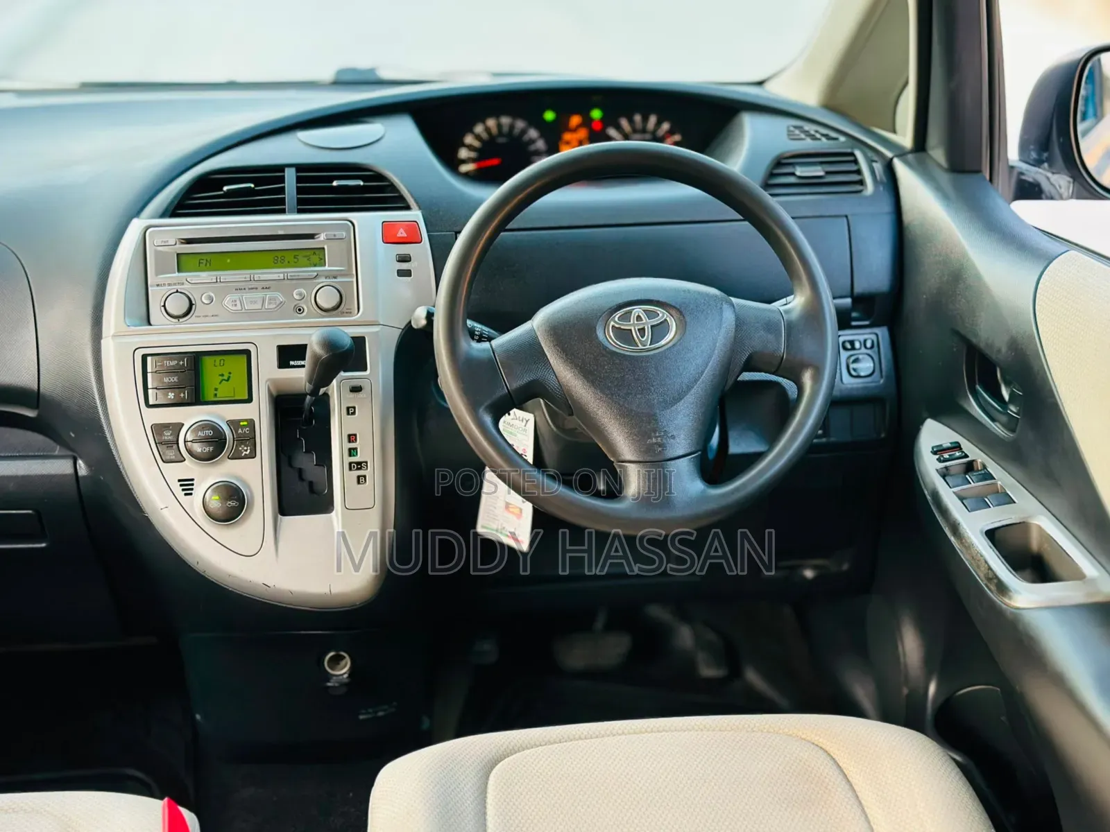 Toyota Ractis 2010 Blue
