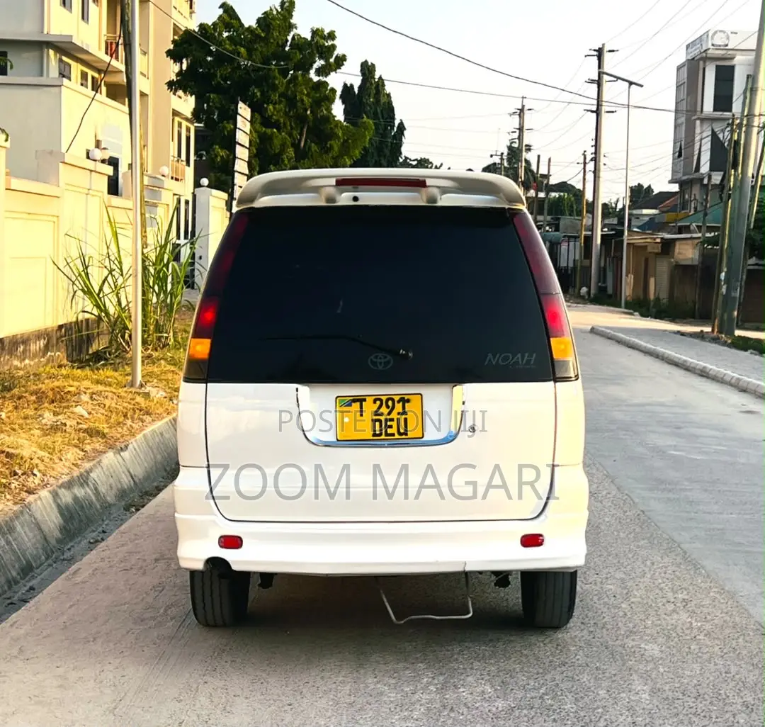 Toyota Noah 2001 White