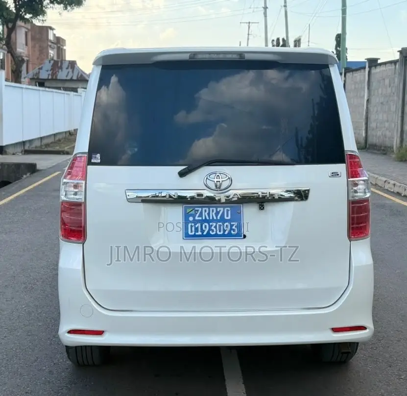Toyota Noah 2010 White