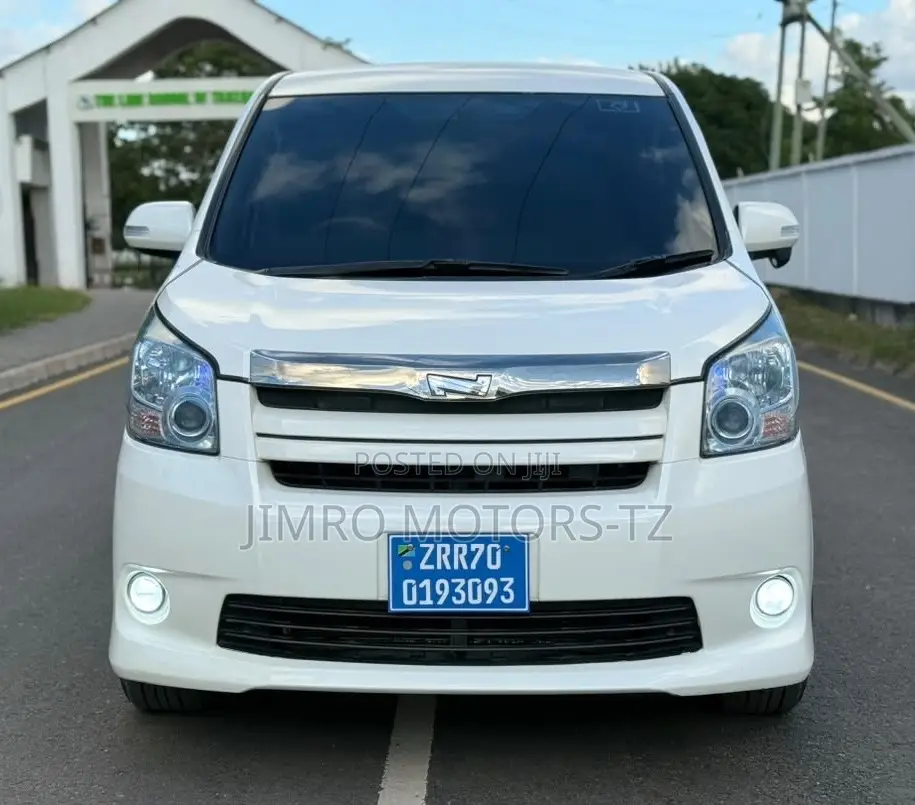 Toyota Noah 2010 White
