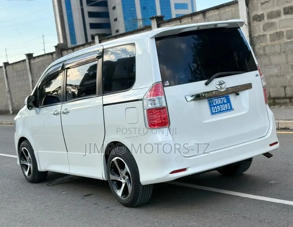 Toyota Noah 2010 White
