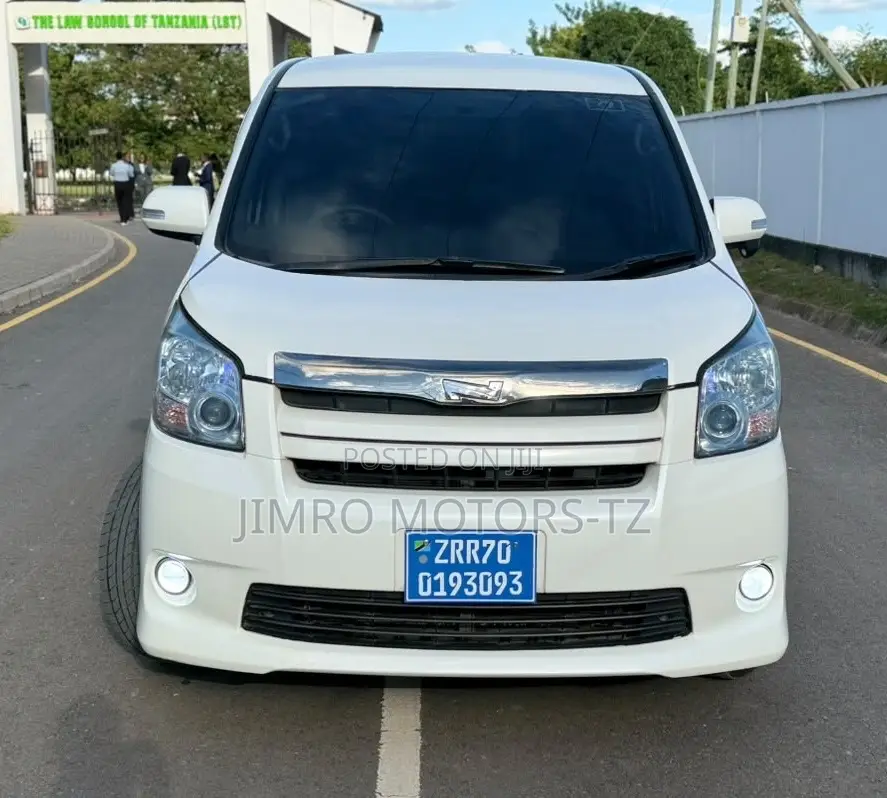 Toyota Noah 2010 White