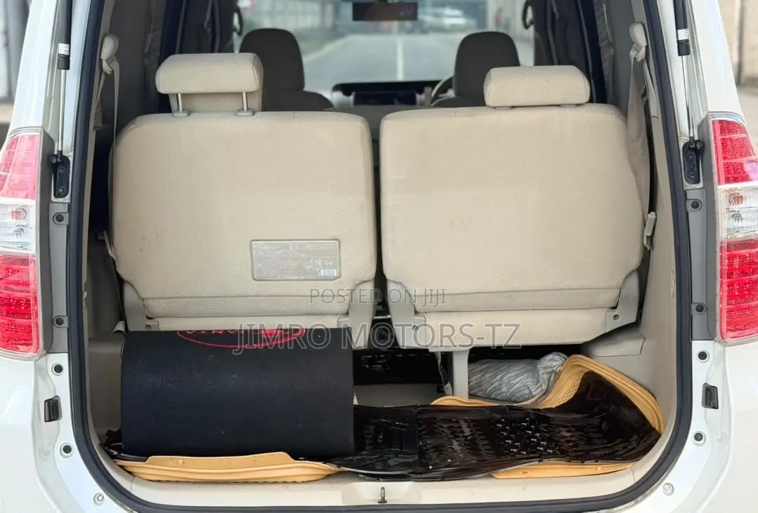 Toyota Noah 2010 White