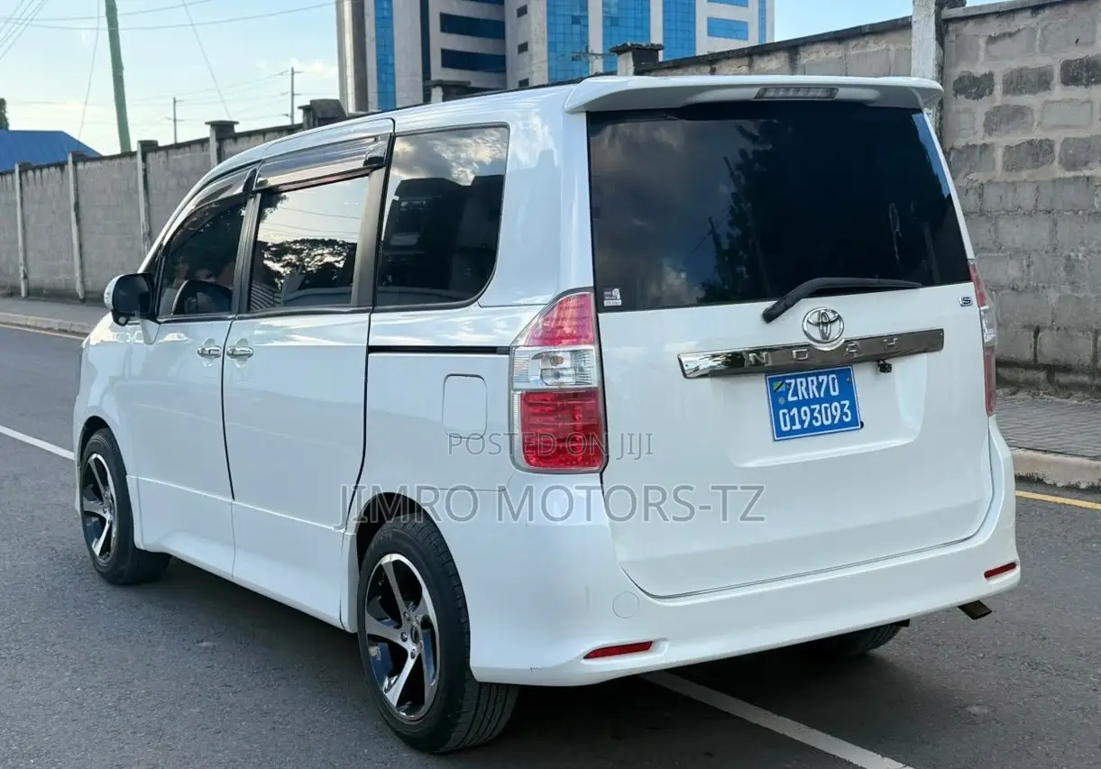 Toyota Noah 2010 White