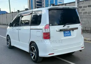 Toyota Noah 2010 White