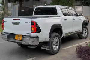 Toyota Hilux 2021 White