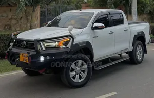 Toyota Hilux 2021 White