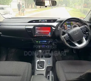 Toyota Hilux 2021 White