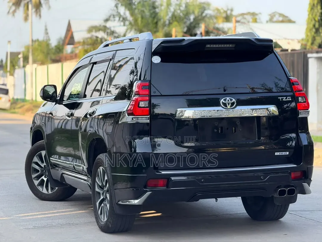 Toyota Land Cruiser Prado 2023 Black