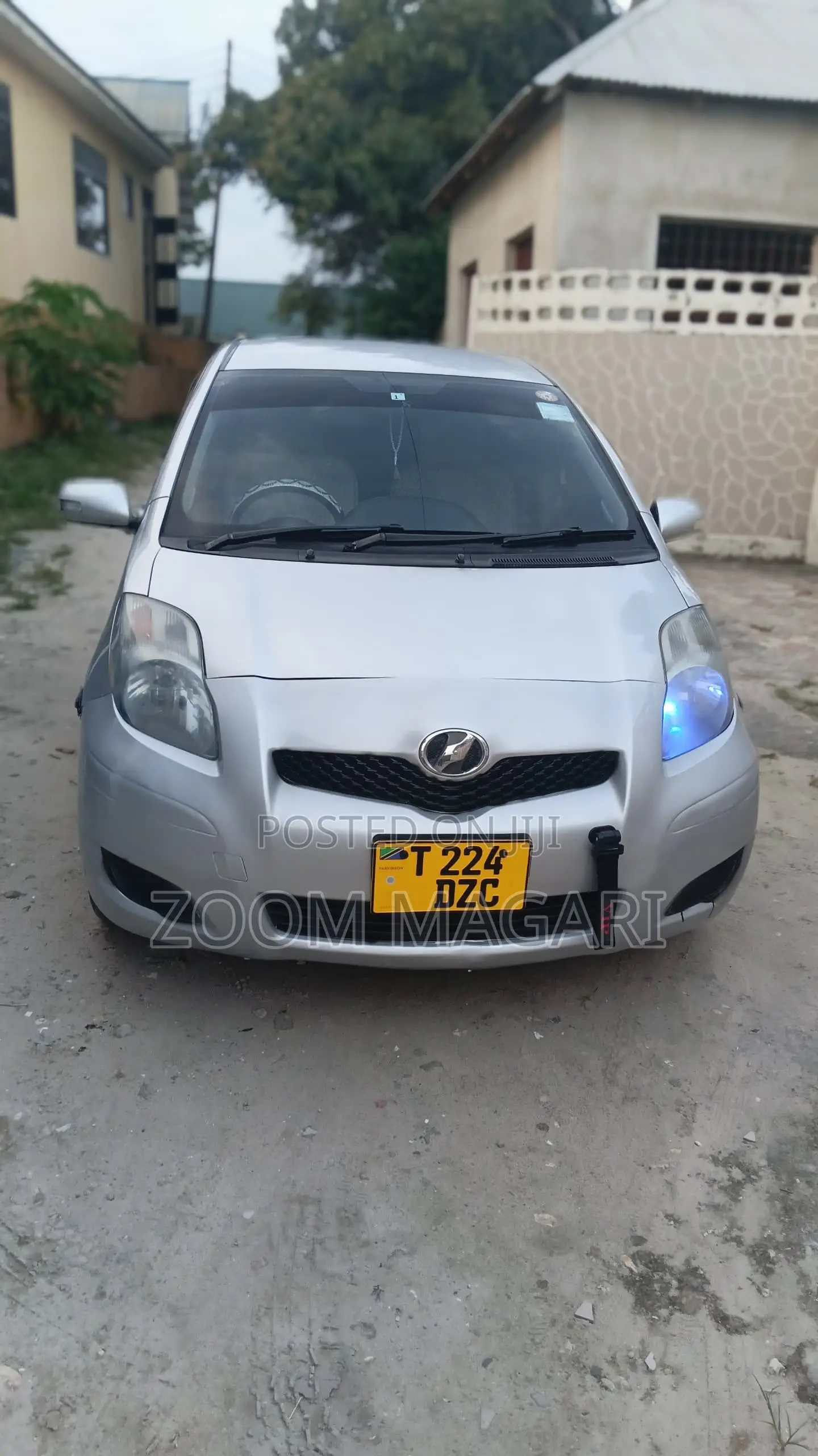 Toyota Vitz 2004 Silver
