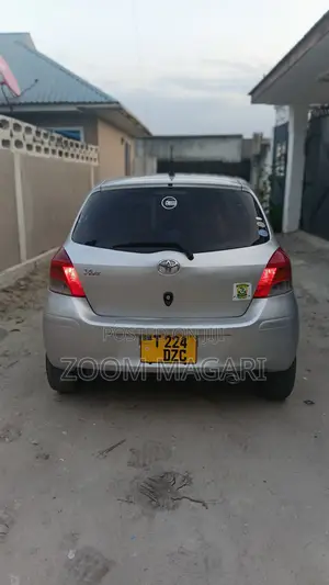 Toyota Vitz 2004 Silver