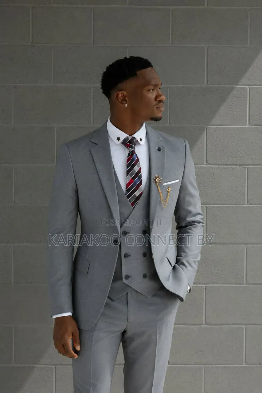 Luxury Men’s 3-Piece Suit With Double-Breasted Vest