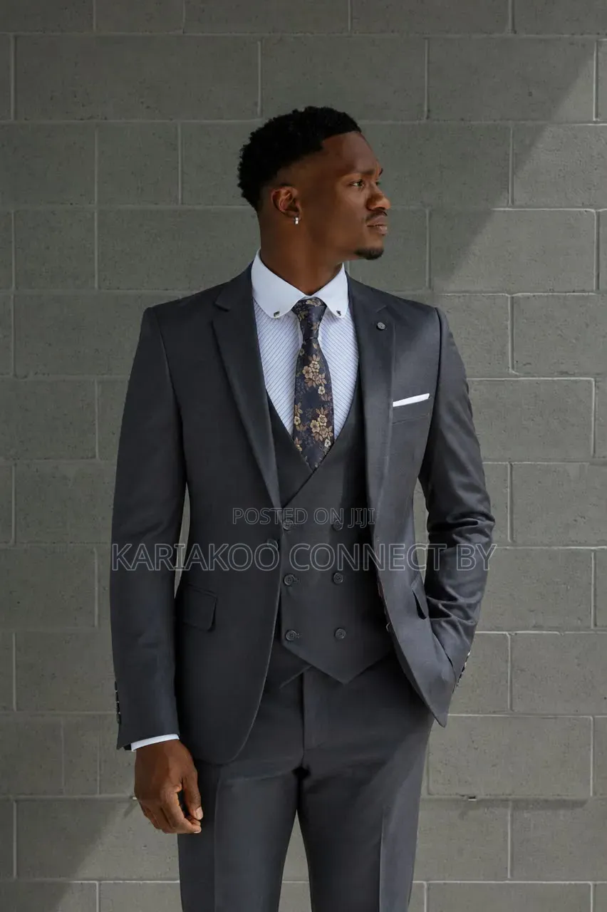 Luxury Men’s 3-Piece Suit With Double-Breasted Vest