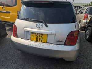 Toyota IST 2005 Silver