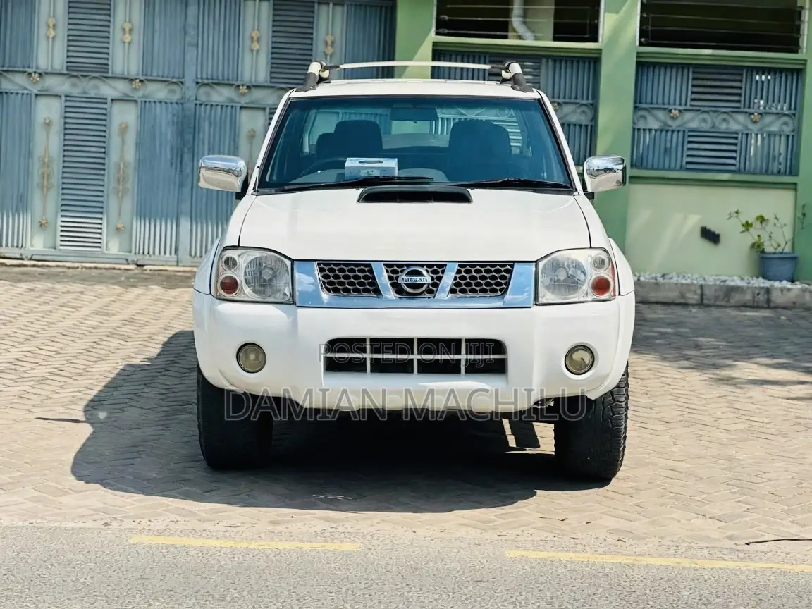Nissan DoubleCab 2012 White