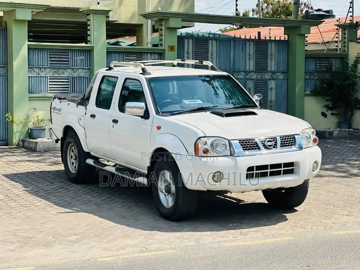 Nissan DoubleCab 2012 White
