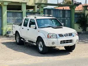 Nissan DoubleCab 2012 White