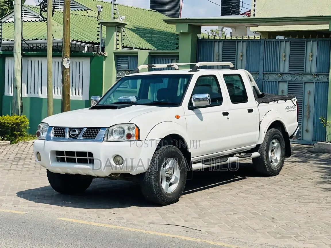 Nissan DoubleCab 2012 White