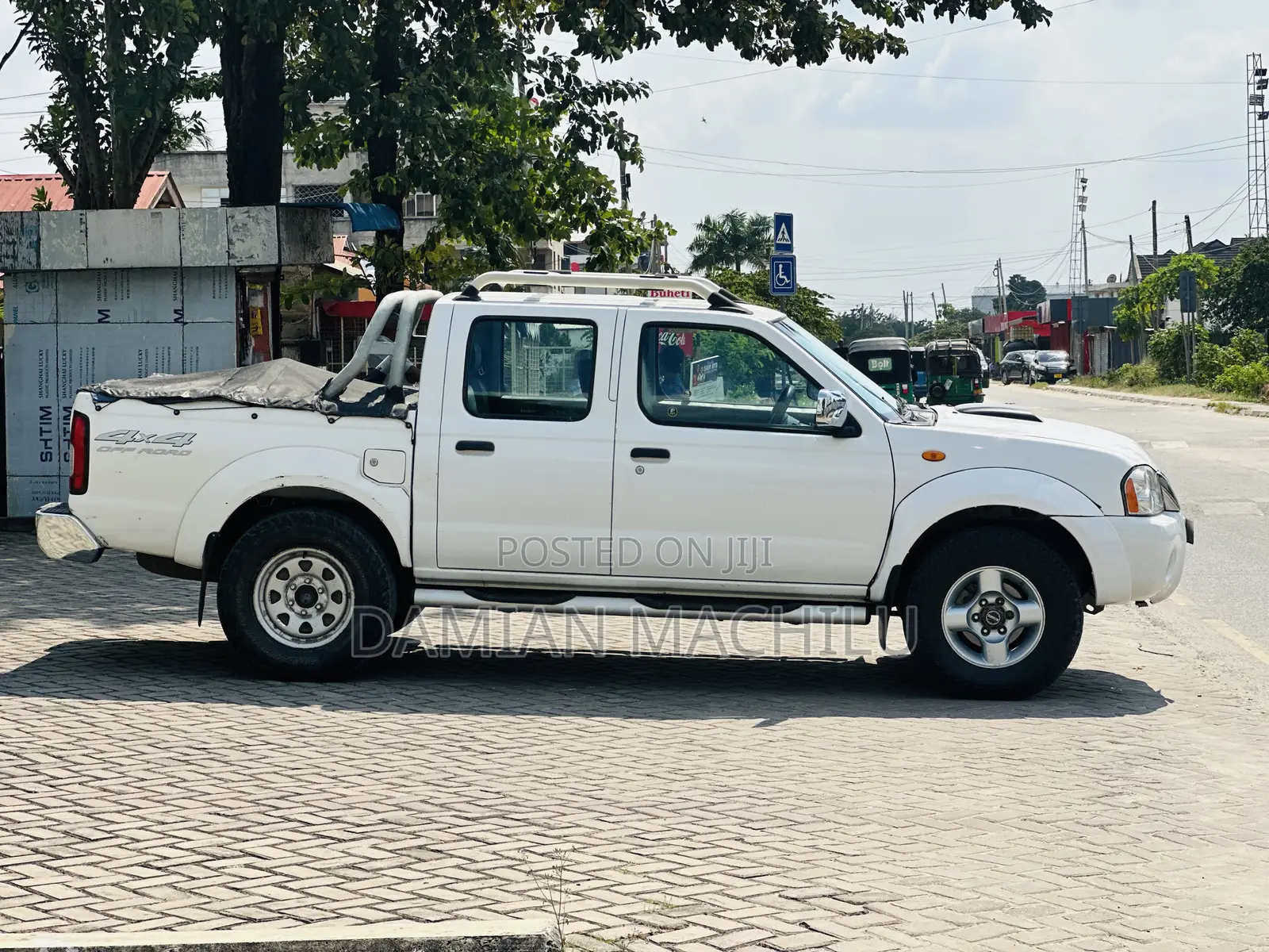 Nissan DoubleCab 2012 White