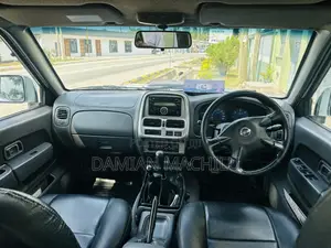 Nissan DoubleCab 2012 White