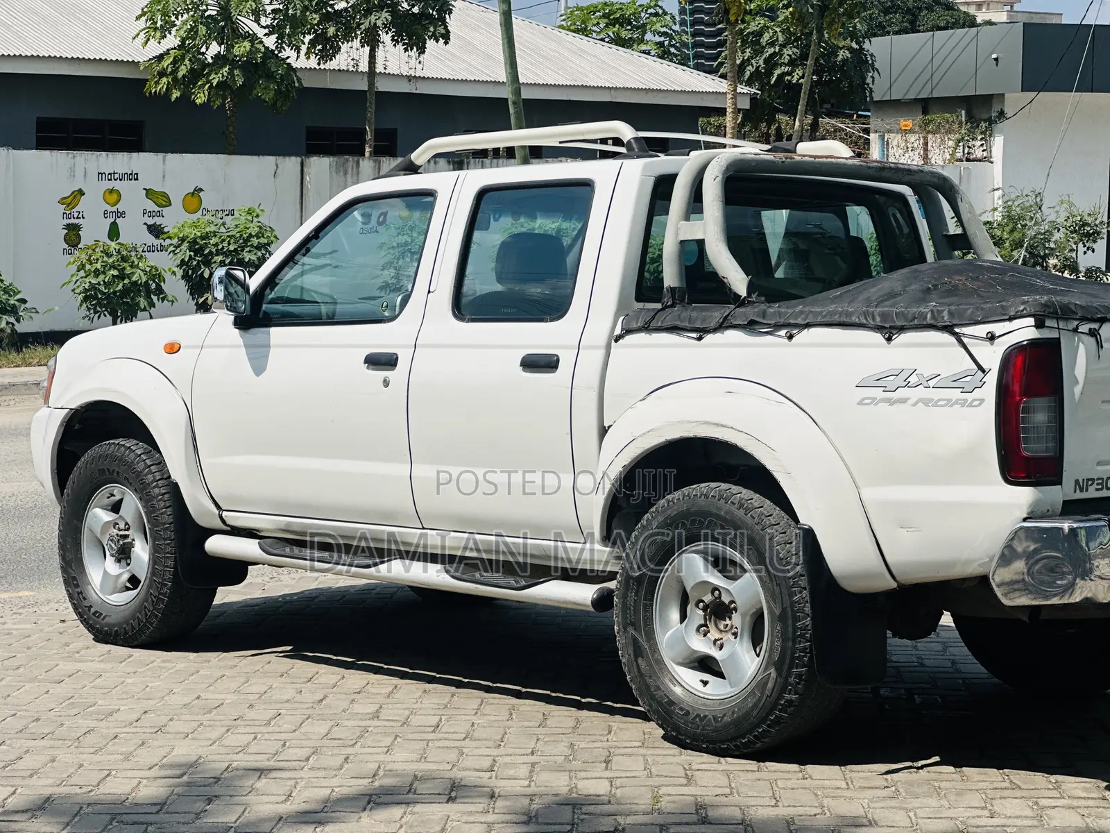 Nissan DoubleCab 2012 White
