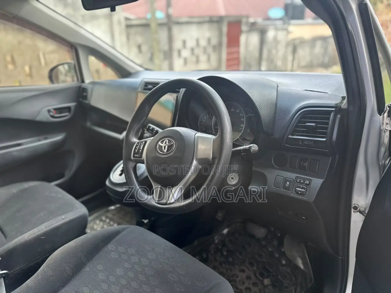 Toyota Ractis 2011 Silver