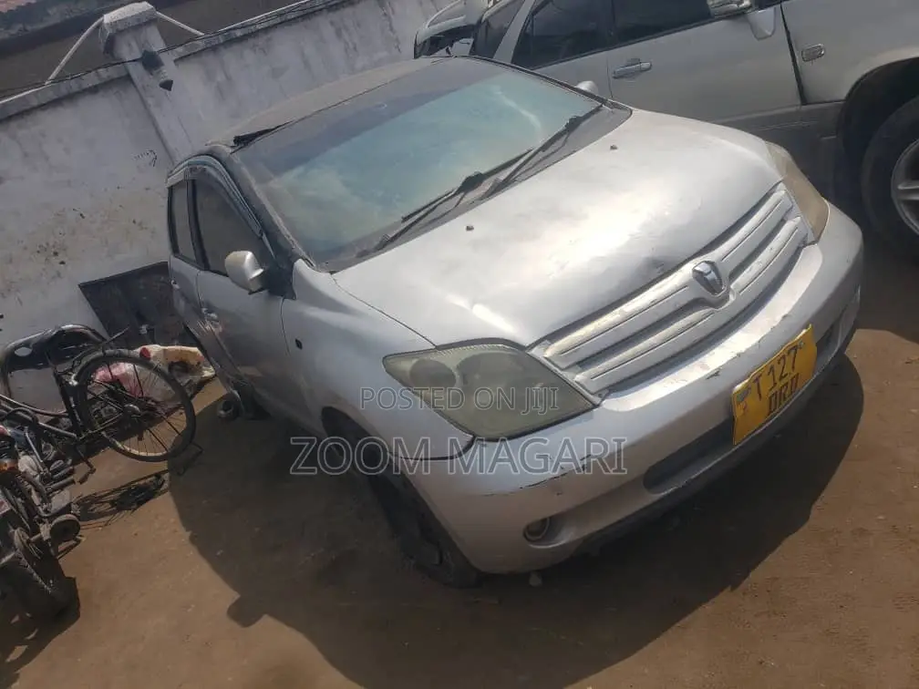 Toyota IST 2004 Silver